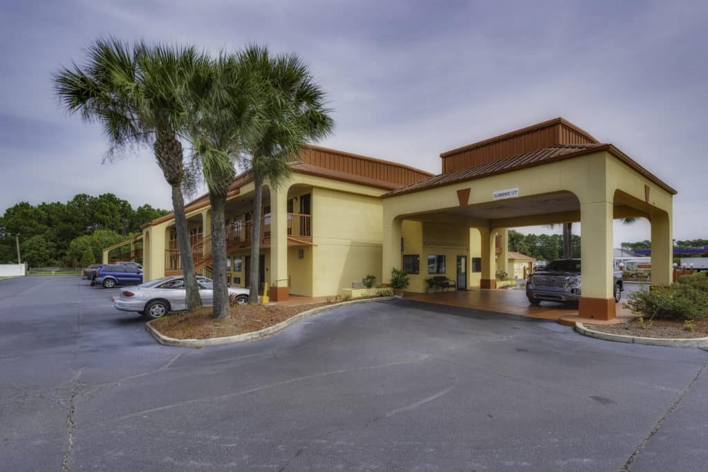 Econo Lodge Kingsland Exterior shot of portico and entrance from west driveway entrance from Georgia Highway 40