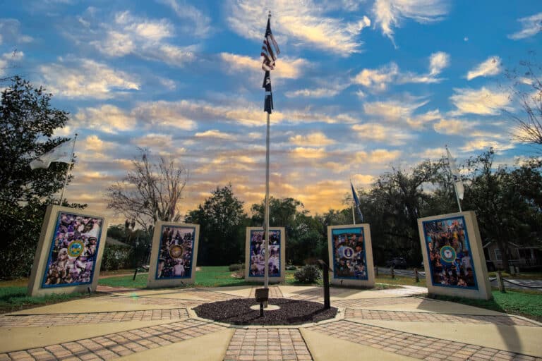memorial-and-american-flag-at-the-Kingsland-veterans-memorial-park-downtown-kingsland-georgia