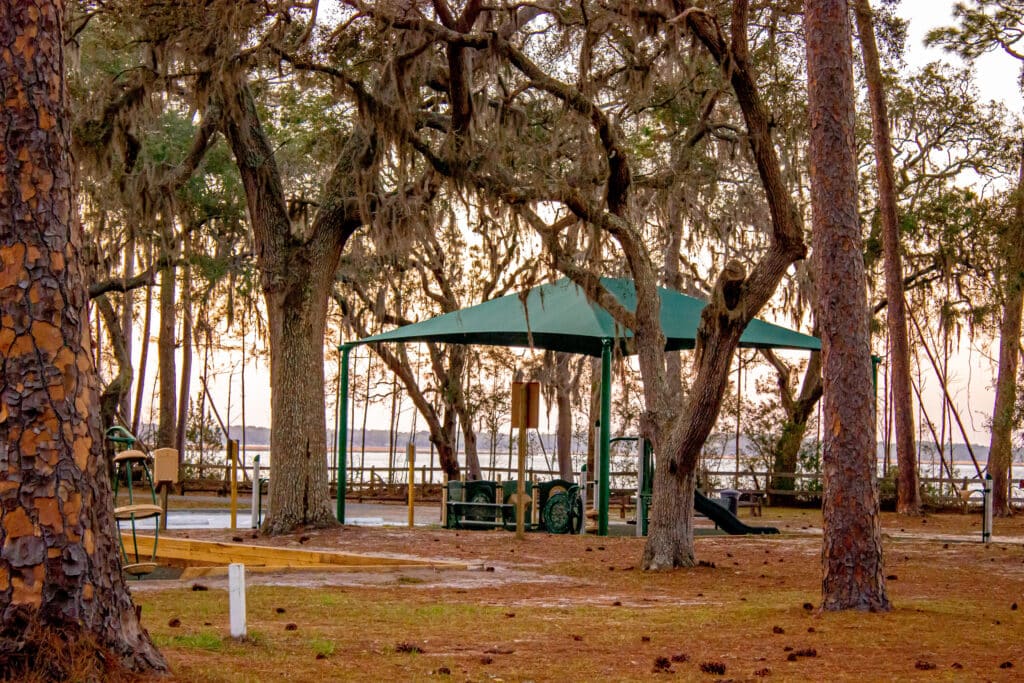 Crooked River State Park, a family park with swings and activities