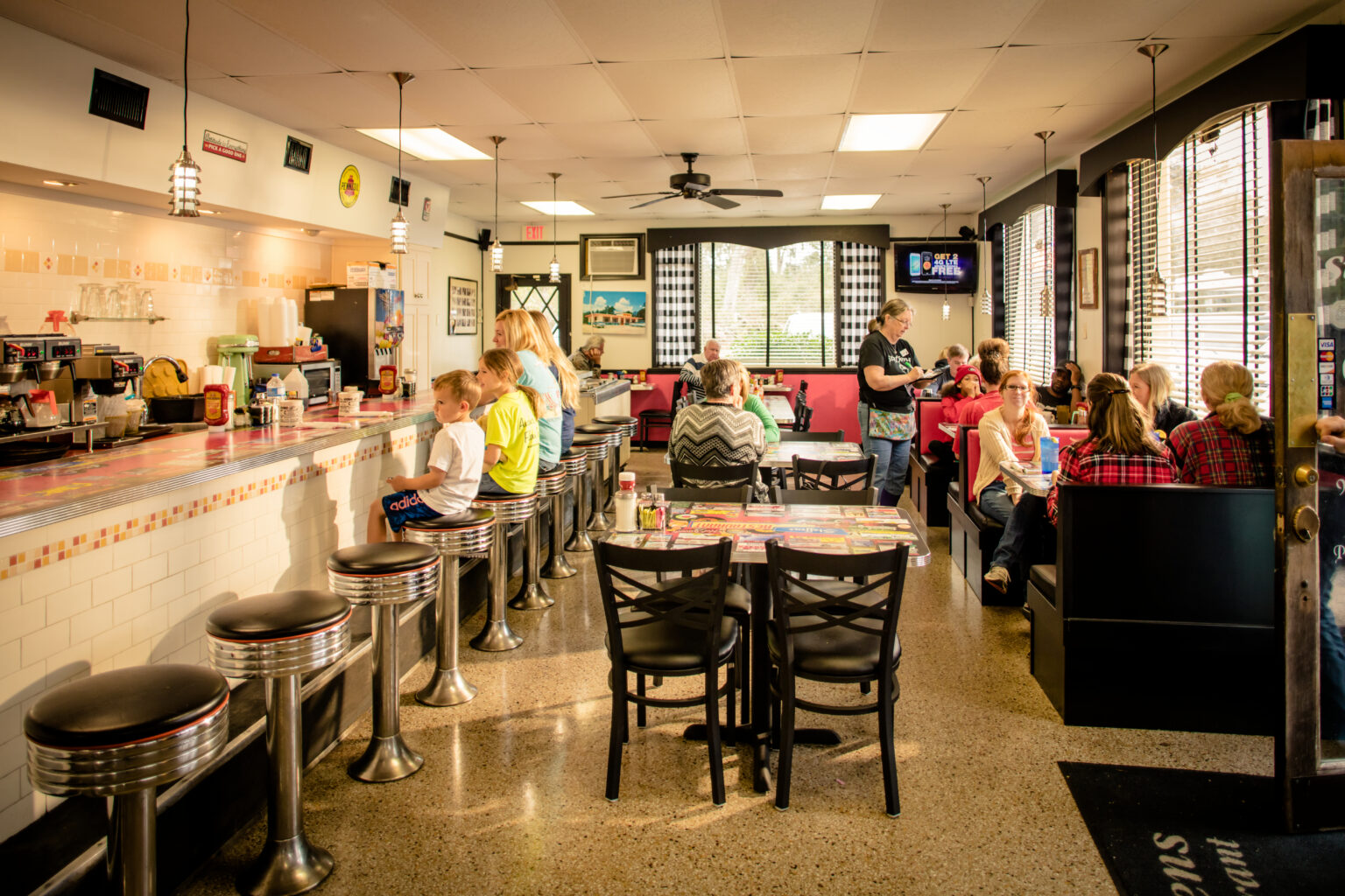 inside-steffens-restaurant-in-downtown-kingsland-georgia
