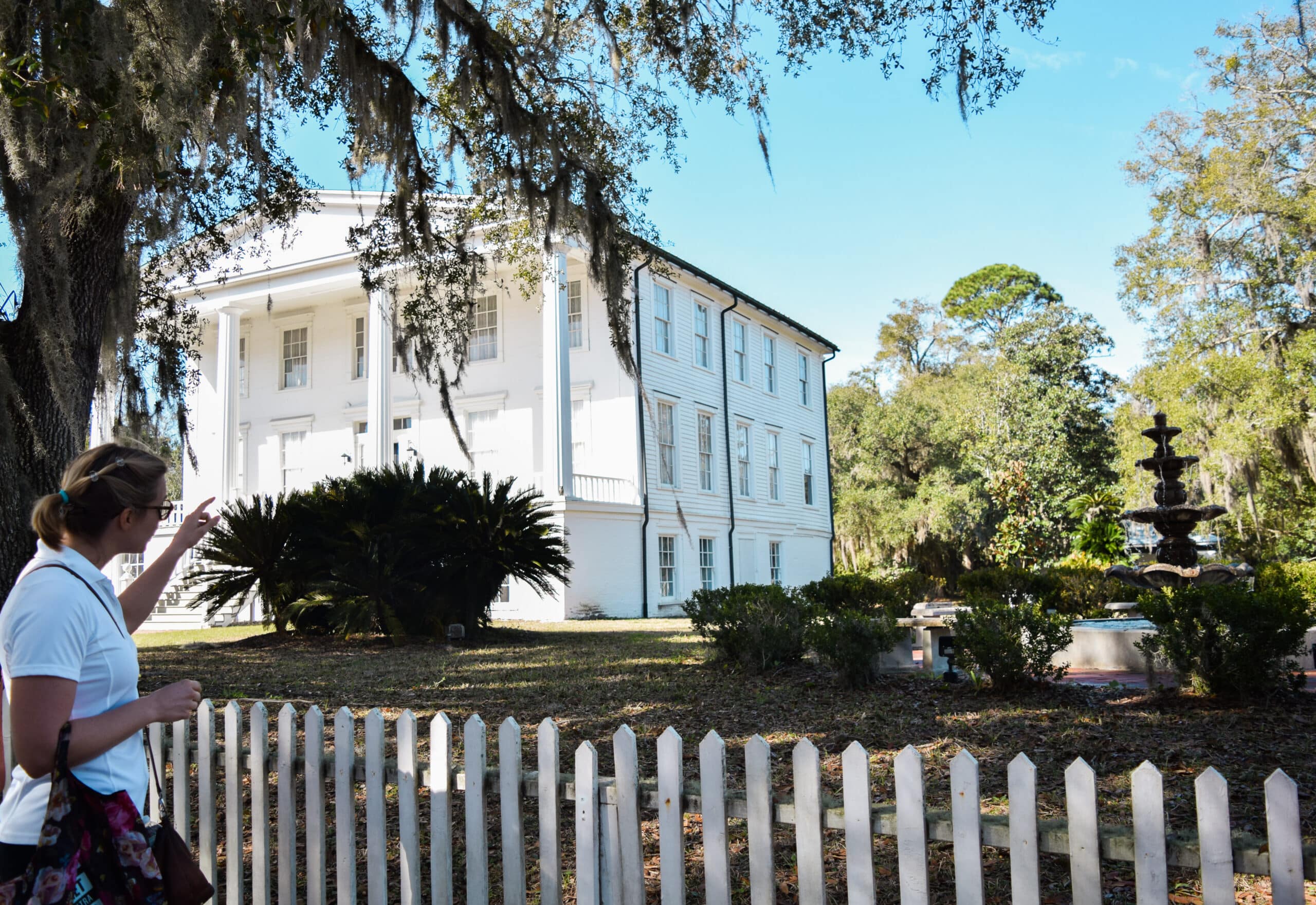 people-gathered-at-Mollys-Old-South-Tour- St.-Marys
