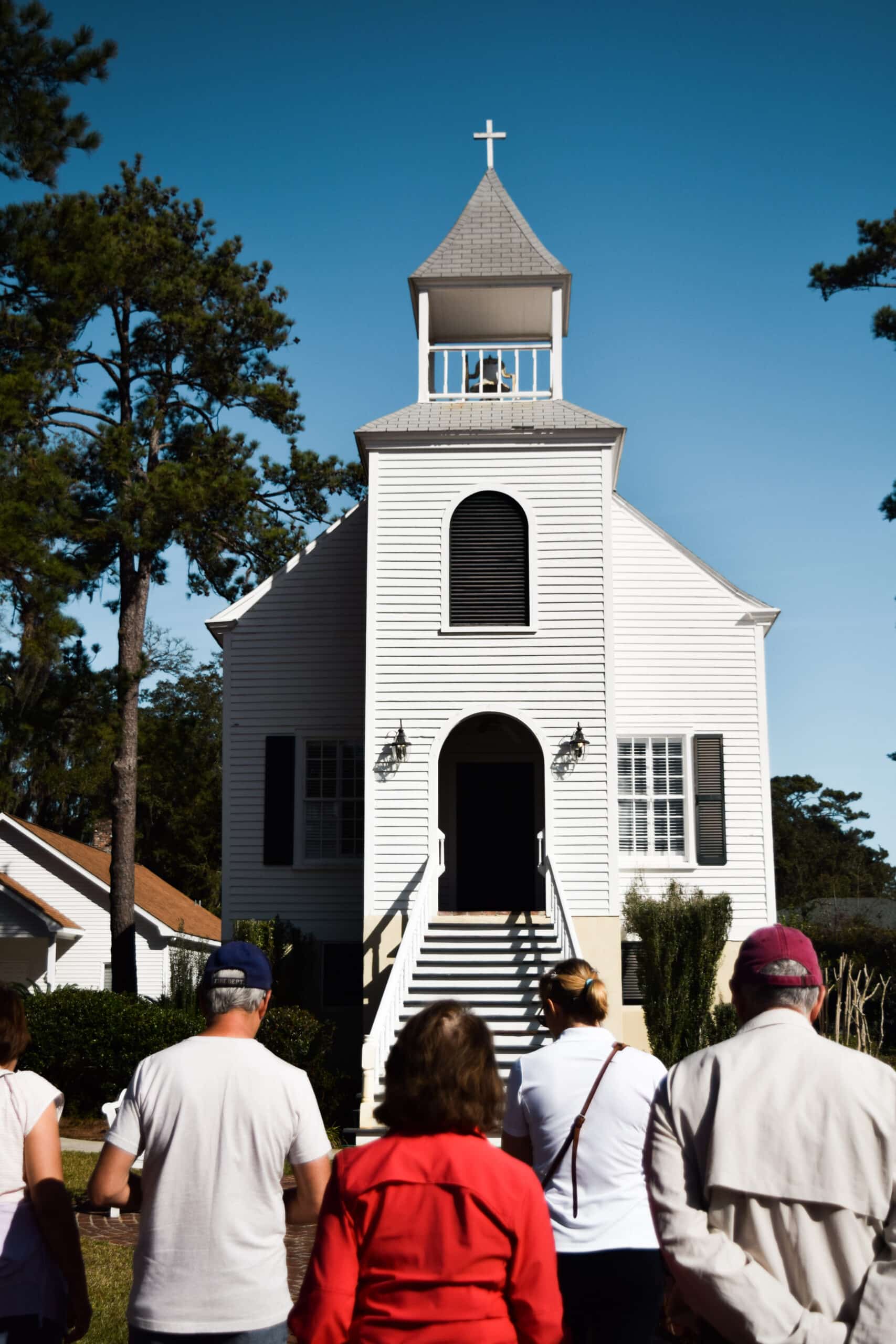 people-gathered-at-Mollys-Old-South-Tour- St.-Marys