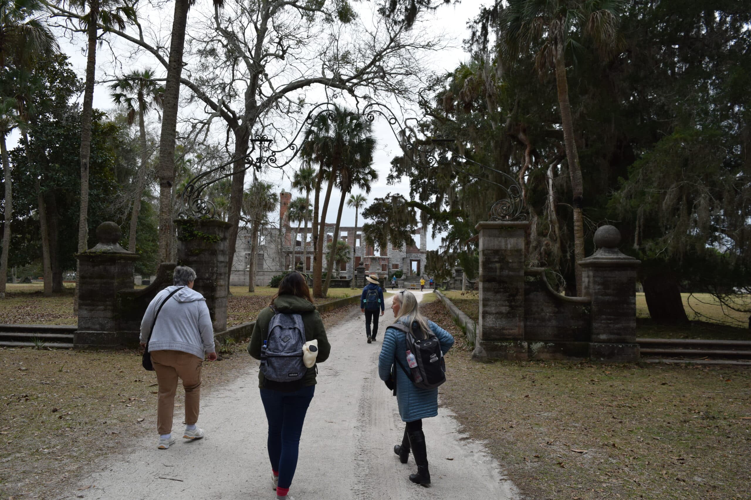 people-gathered-at-Mollys-Old-South-Tour- St.-Marys-during-the-cumberland-island-tour