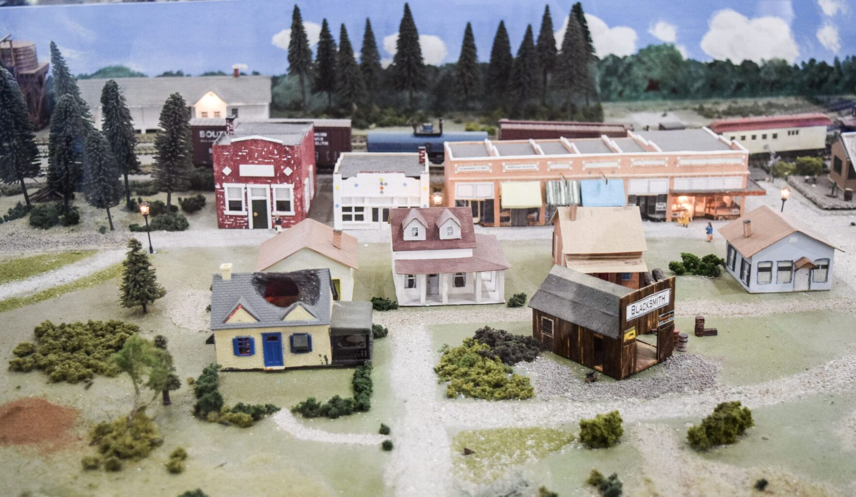 model-train-at-the--Kingsland-Welcome-Center-in-georgia-exit-three