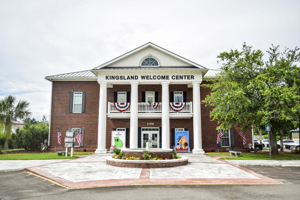 outside-building-view-Kingsland-Welcome-Center-in-georgia-exit-three