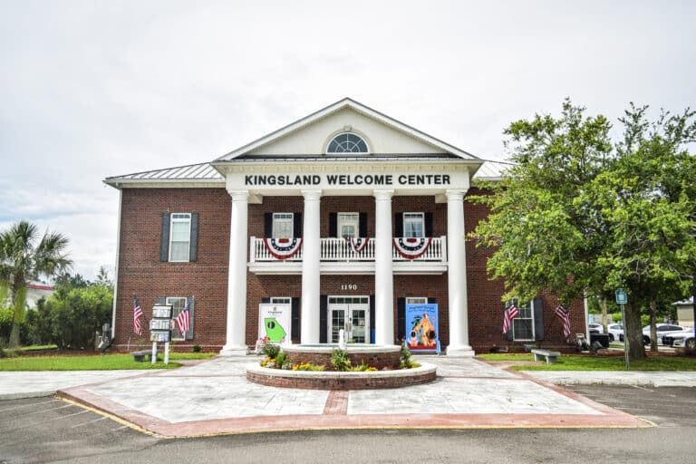 outside-building-view-Kingsland-Welcome-Center-in-georgia-exit-three