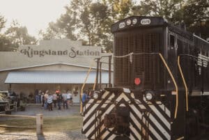 the-kingsland-train-station-train-stopped-in-front-of-the-depot