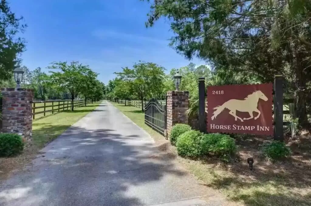 Horse stamp inn - FB 2
